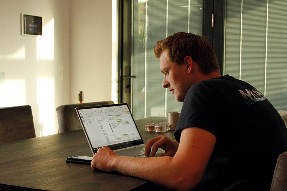 Medewerker SmartDomotix programmeert domoticasysteem op computer voor project in Nieuw-Vennep