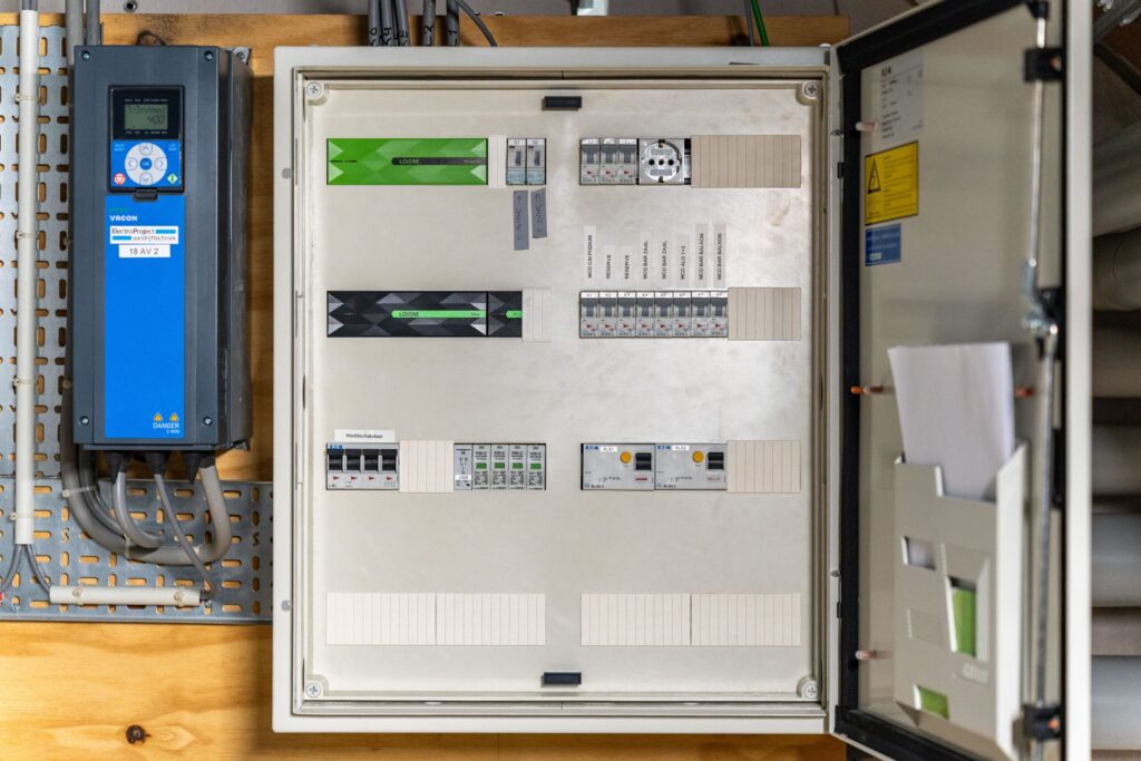 Elektricien Nieuw-vennep werkt aan een moderne meterkastinstallatie met slimme domotica-oplossingen.