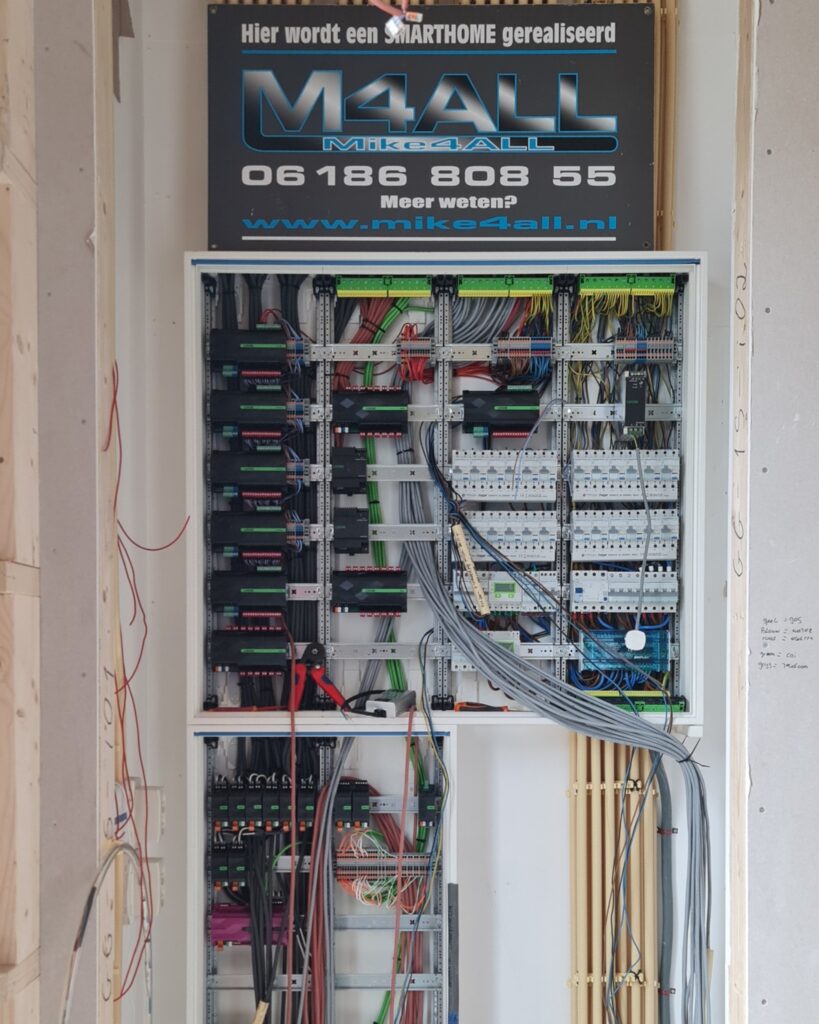 Modern aangelegde meterkast door elektricien Nieuw-vennep met domotica-installatie